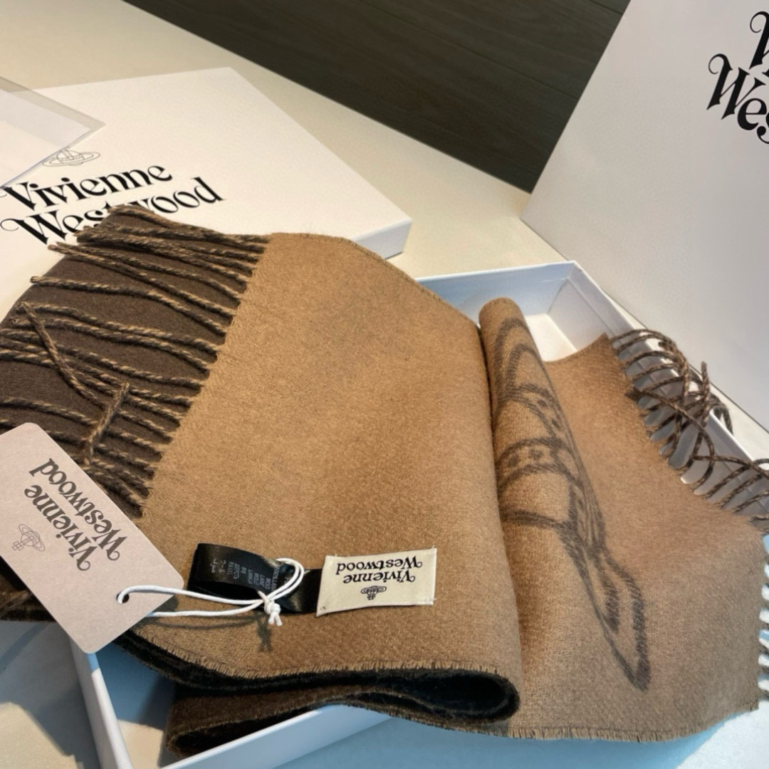 P130✨✨英国朋克教母“西太后Vivienne Westwood”最爱的土星❗❗从精神上，Vivenne Westwood才是最能代表英国人的时尚品牌.本季强推的一款产品.❗大“土星”Logo提花，土星的意义也是和西太后的设计理念是一致的.面料采用了95%最具张力羊毛，5%羊绒.尺寸：185*27，双面设计，手感柔软不扎手，超级受追捧的爆款！