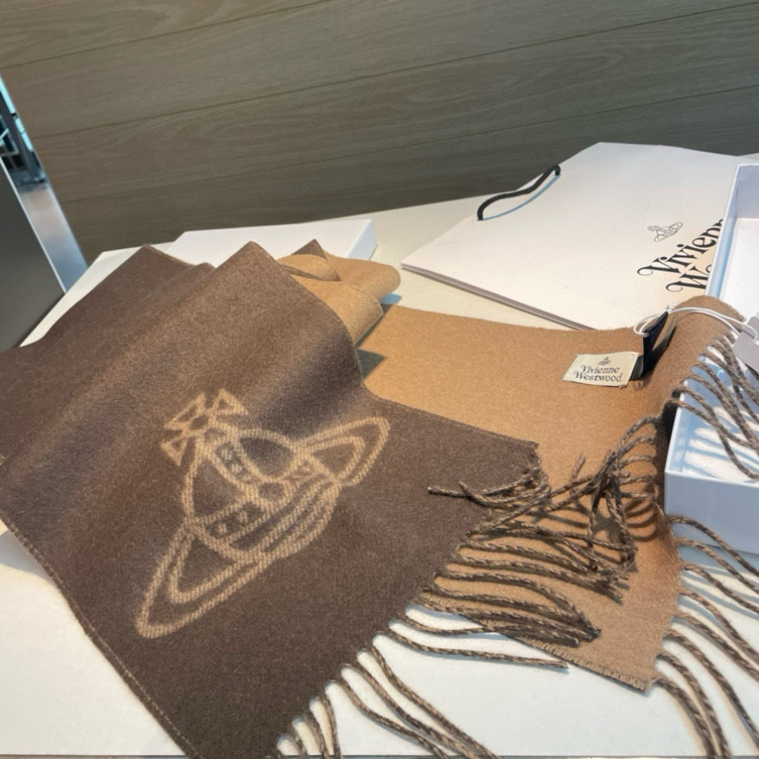 P130✨✨英国朋克教母“西太后Vivienne Westwood”最爱的土星❗❗从精神上，Vivenne Westwood才是最能代表英国人的时尚品牌.本季强推的一款产品.❗大“土星”Logo提花，土星的意义也是和西太后的设计理念是一致的.面料采用了95%最具张力羊毛，5%羊绒.尺寸：185*27，双面设计，手感柔软不扎手，超级受追捧的爆款！