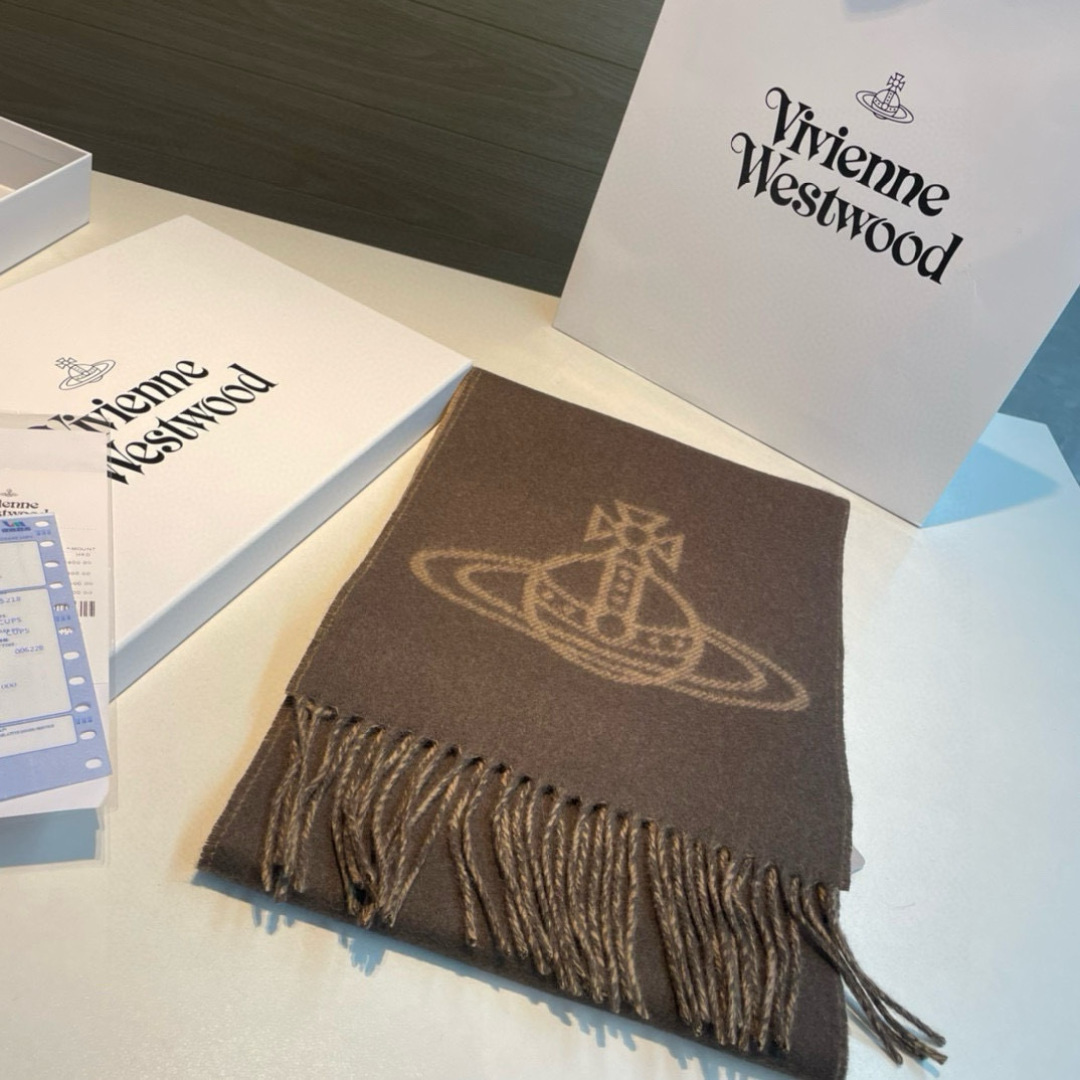 P130✨✨英国朋克教母“西太后Vivienne Westwood”最爱的土星❗❗从精神上，Vivenne Westwood才是最能代表英国人的时尚品牌.本季强推的一款产品.❗大“土星”Logo提花，土星的意义也是和西太后的设计理念是一致的.面料采用了95%最具张力羊毛，5%羊绒.尺寸：185*27，双面设计，手感柔软不扎手，超级受追捧的爆款！