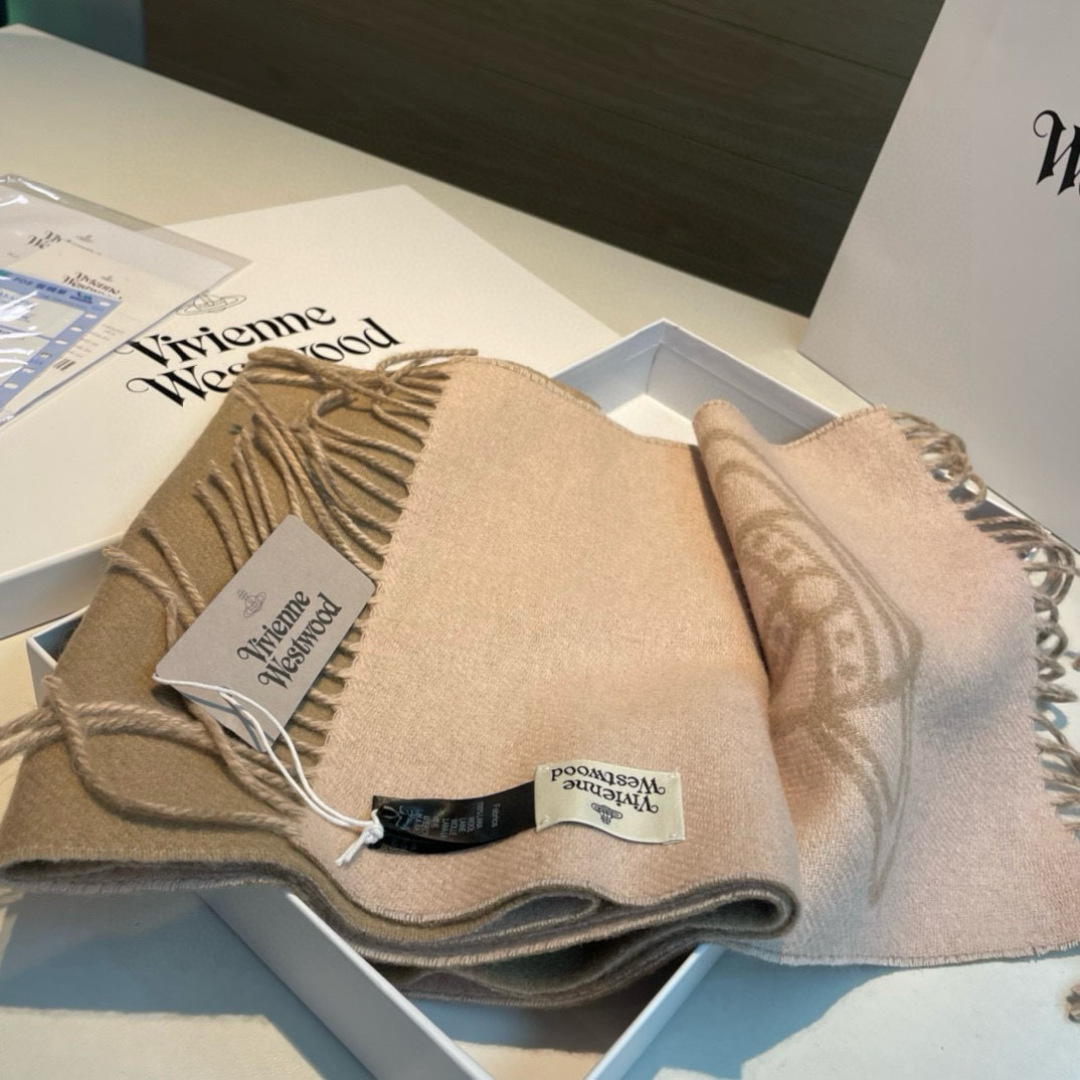 P130✨✨英国朋克教母“西太后Vivienne Westwood”最爱的土星❗❗从精神上，Vivenne Westwood才是最能代表英国人的时尚品牌.本季强推的一款产品.❗大“土星”Logo提花，土星的意义也是和西太后的设计理念是一致的.面料采用了95%最具张力羊毛，5%羊绒.尺寸：185*27，双面设计，手感柔软不扎手，超级受追捧的爆款！