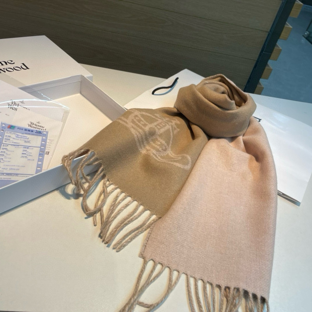 P130✨✨英国朋克教母“西太后Vivienne Westwood”最爱的土星❗❗从精神上，Vivenne Westwood才是最能代表英国人的时尚品牌.本季强推的一款产品.❗大“土星”Logo提花，土星的意义也是和西太后的设计理念是一致的.面料采用了95%最具张力羊毛，5%羊绒.尺寸：185*27，双面设计，手感柔软不扎手，超级受追捧的爆款！