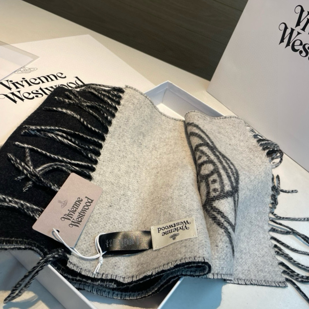 P130✨✨英国朋克教母“西太后Vivienne Westwood”最爱的土星❗❗从精神上，Vivenne Westwood才是最能代表英国人的时尚品牌.本季强推的一款产品.❗大“土星”Logo提花，土星的意义也是和西太后的设计理念是一致的.面料采用了95%最具张力羊毛，5%羊绒.尺寸：185*27，双面设计，手感柔软不扎手，超级受追捧的爆款！