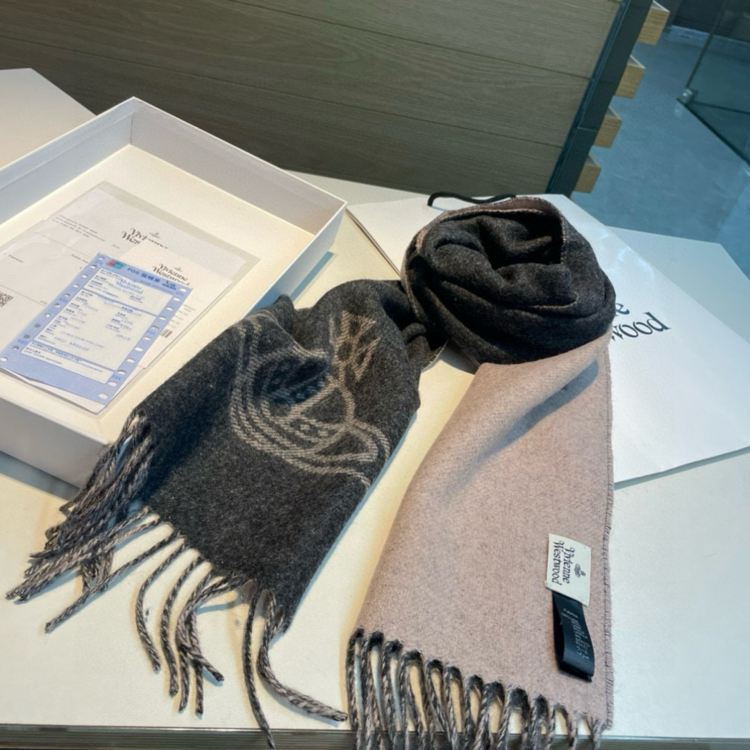 P130✨✨英国朋克教母“西太后Vivienne Westwood”最爱的土星❗❗从精神上，Vivenne Westwood才是最能代表英国人的时尚品牌.本季强推的一款产品.❗大“土星”Logo提花，土星的意义也是和西太后的设计理念是一致的.面料采用了95%最具张力羊毛，5%羊绒.尺寸：185*27，双面设计，手感柔软不扎手，超级受追捧的爆款！