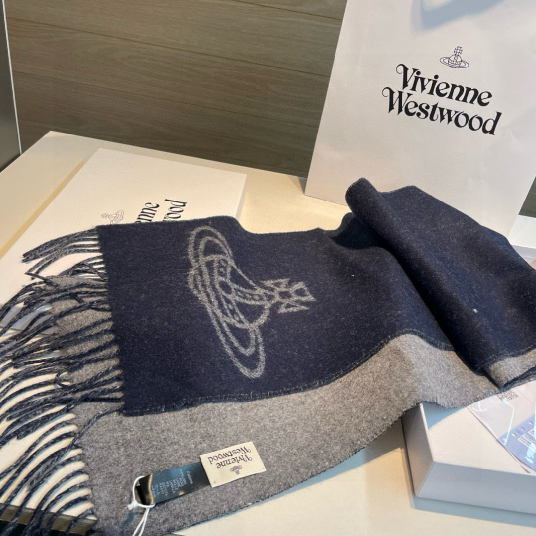 P130✨✨英国朋克教母“西太后Vivienne Westwood”最爱的土星❗❗从精神上，Vivenne Westwood才是最能代表英国人的时尚品牌.本季强推的一款产品.❗大“土星”Logo提花，土星的意义也是和西太后的设计理念是一致的.面料采用了95%最具张力羊毛，5%羊绒.尺寸：185*27，双面设计，手感柔软不扎手，超级受追捧的爆款！