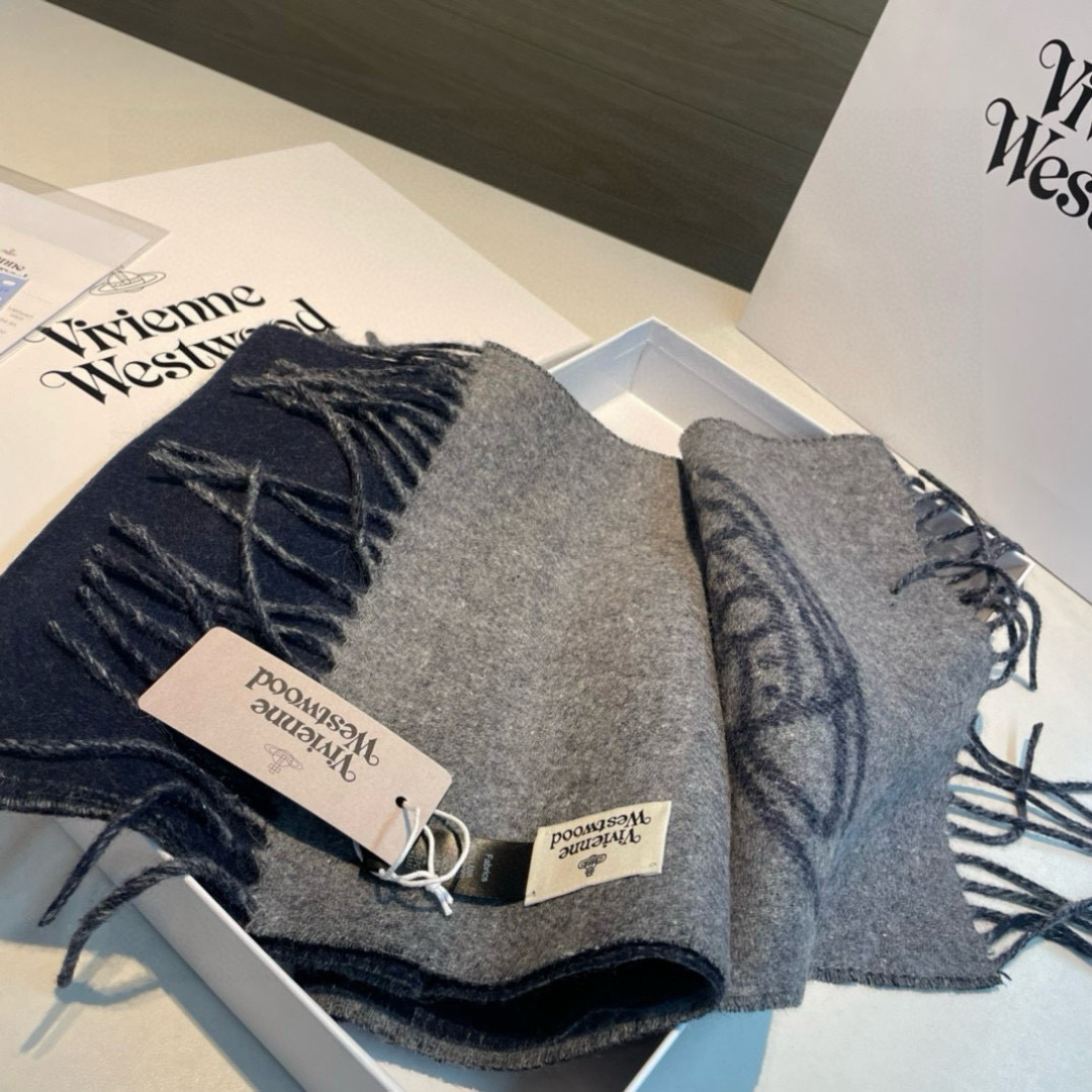 P130✨✨英国朋克教母“西太后Vivienne Westwood”最爱的土星❗❗从精神上，Vivenne Westwood才是最能代表英国人的时尚品牌.本季强推的一款产品.❗大“土星”Logo提花，土星的意义也是和西太后的设计理念是一致的.面料采用了95%最具张力羊毛，5%羊绒.尺寸：185*27，双面设计，手感柔软不扎手，超级受追捧的爆款！