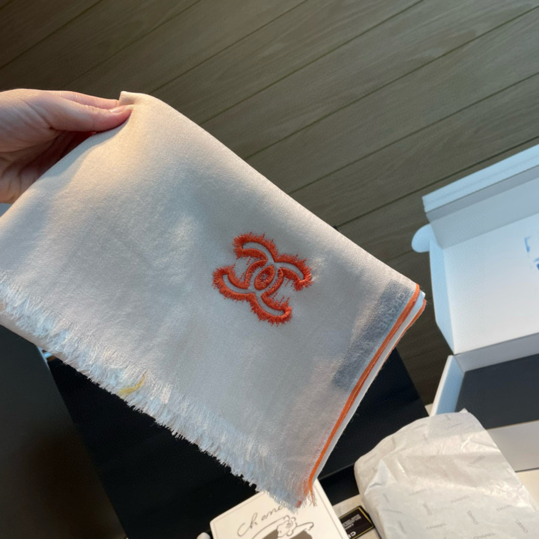 P190 重点推荐！！！高级舒适时髦气质，相信我的就收吧！香奈儿这款触动内心的柔美围巾，无法模仿的颜色和气质！！！围巾光影下还会有非常漂亮的特殊波纹肌理！一般工厂做不出这样的款，属于羊绒中的佼佼者，成功人士追求的品，颜色我给满分！！！有点独有的仙气，女性气质，颜色淡雅，不过分妖娆！尺寸规格105*180cm羊绒围巾