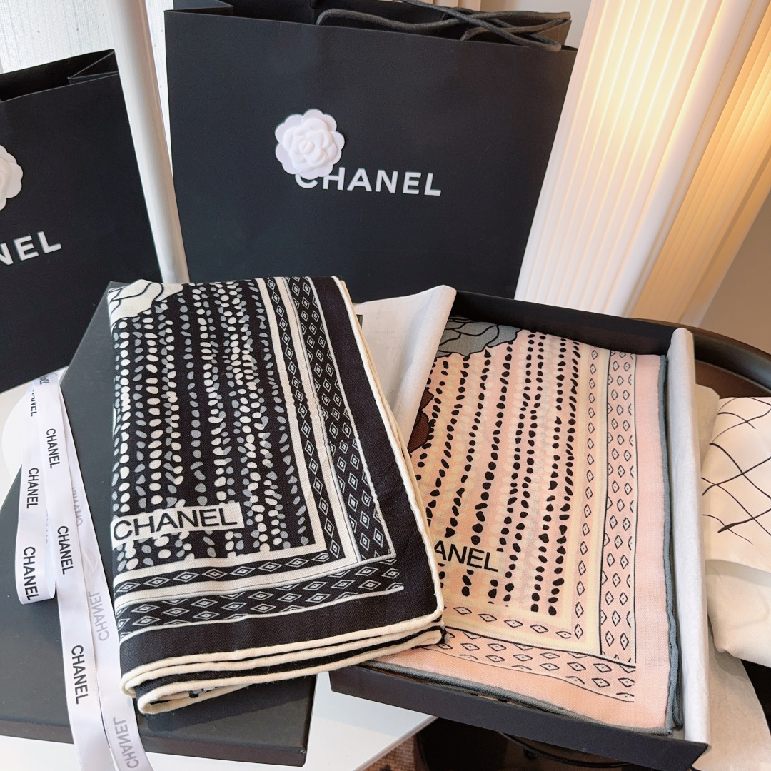 经典茶花优雅Coco风，Chanel最新菱格丝绒大方巾~气质到骨子里，香奶奶新一季的面料超高级，真心超级