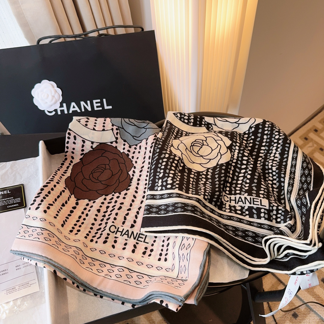 经典茶花优雅Coco风，Chanel最新菱格丝绒大方巾~气质到骨子里，香奶奶新一季的面料超高级，真心超级