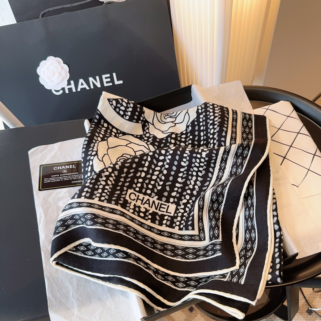 经典茶花优雅Coco风，Chanel最新菱格丝绒大方巾~气质到骨子里，香奶奶新一季的面料超高级，真心超级