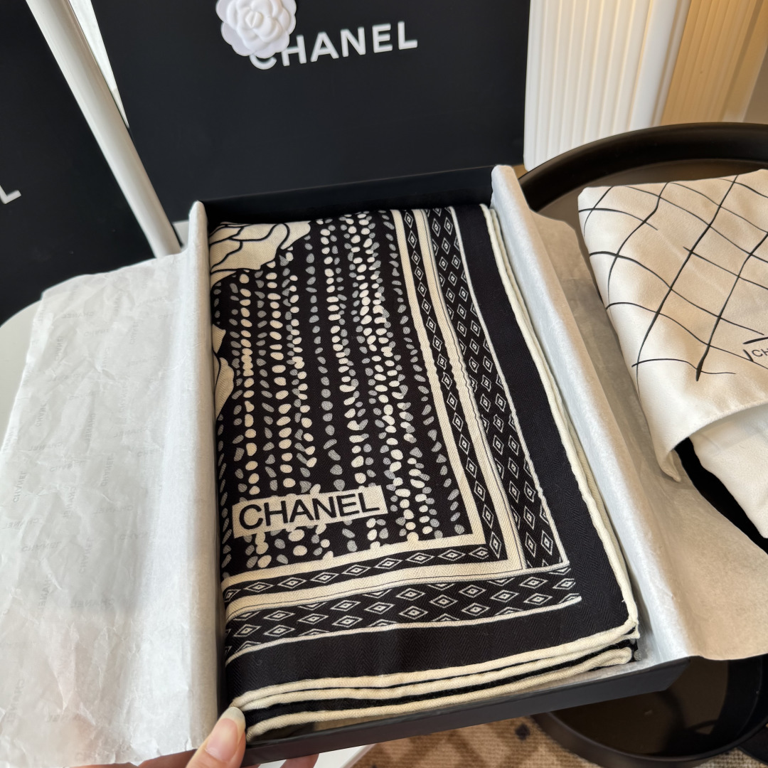 经典茶花优雅Coco风，Chanel最新菱格丝绒大方巾~气质到骨子里，香奶奶新一季的面料超高级，真心超级