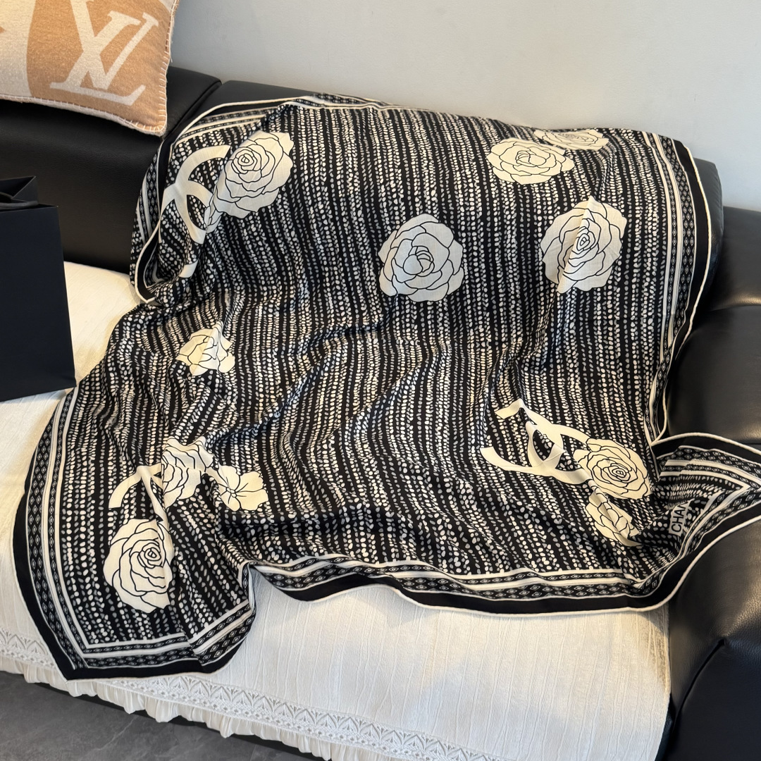 经典茶花优雅Coco风，Chanel最新菱格丝绒大方巾~气质到骨子里，香奶奶新一季的面料超高级，真心超级