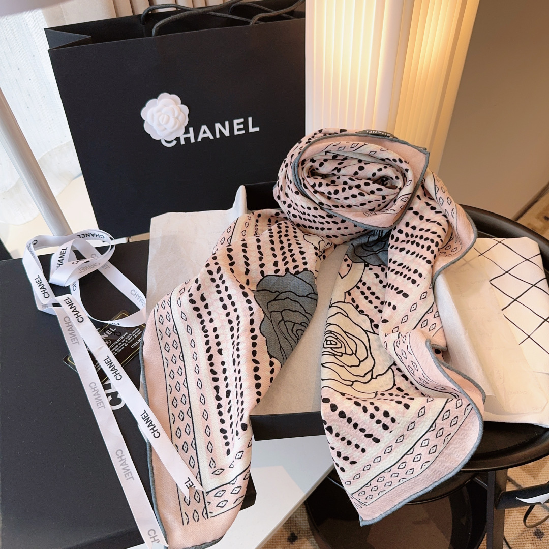 经典茶花优雅Coco风，Chanel最新菱格丝绒大方巾~气质到骨子里，香奶奶新一季的面料超高级，真心超级