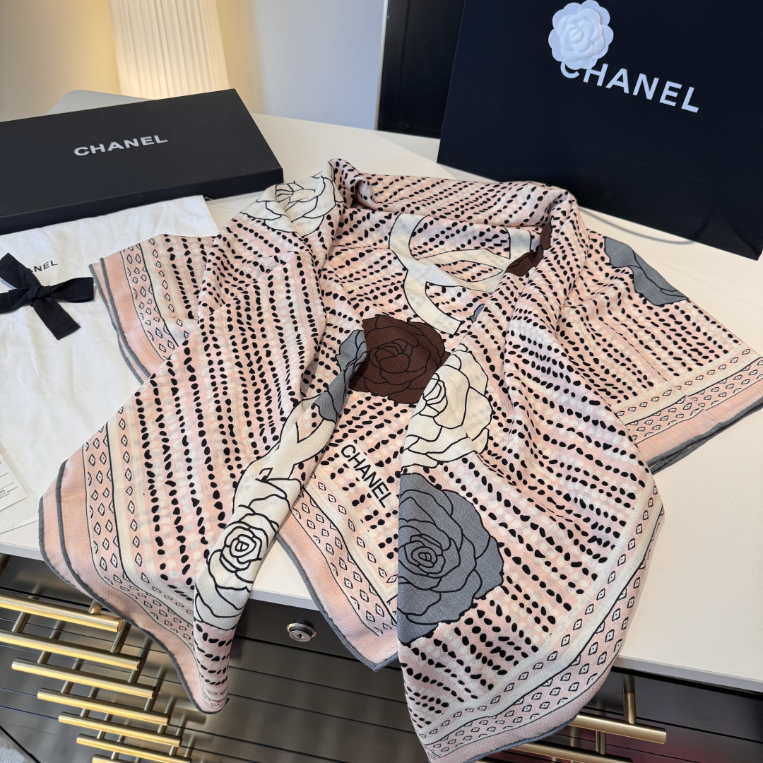 经典茶花优雅Coco风，Chanel最新菱格丝绒大方巾~气质到骨子里，香奶奶新一季的面料超高级，真心超级