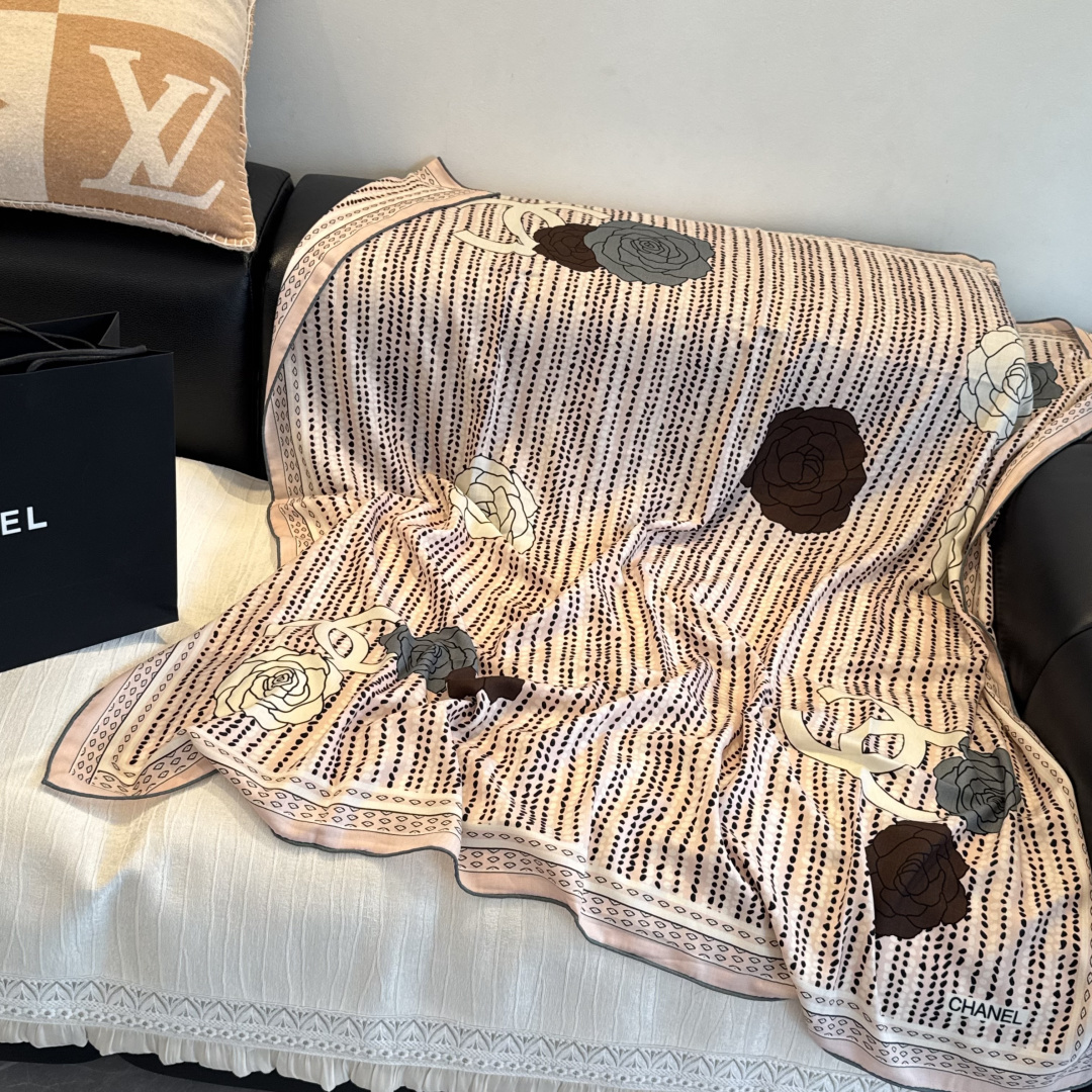 经典茶花优雅Coco风，Chanel最新菱格丝绒大方巾~气质到骨子里，香奶奶新一季的面料超高级，真心超级