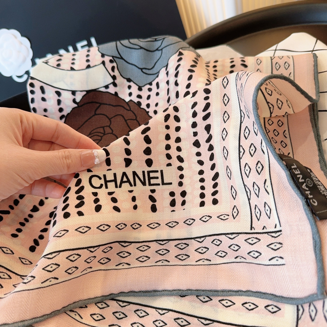 经典茶花优雅Coco风，Chanel最新菱格丝绒大方巾~气质到骨子里，香奶奶新一季的面料超高级，真心超级