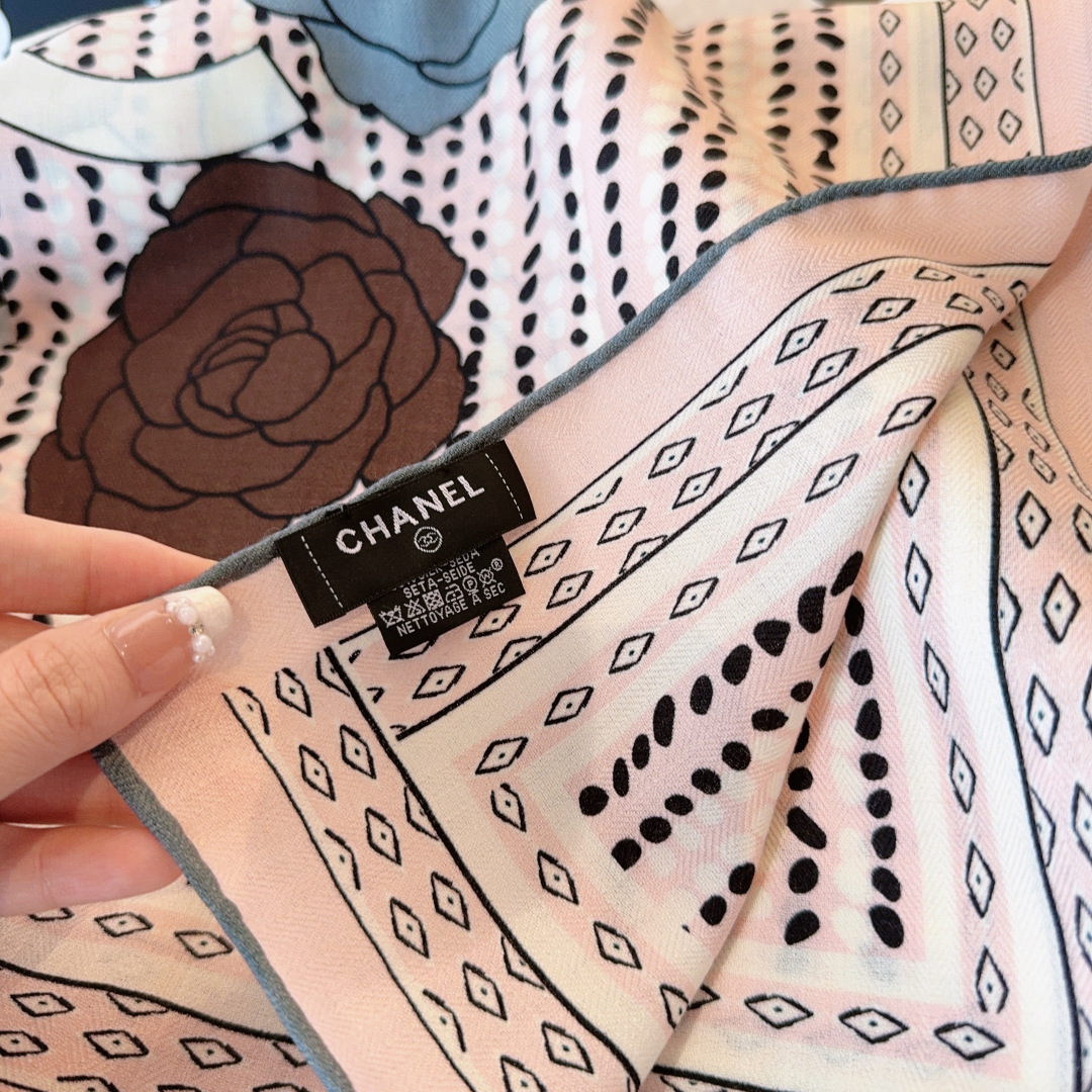经典茶花优雅Coco风，Chanel最新菱格丝绒大方巾~气质到骨子里，香奶奶新一季的面料超高级，真心超级