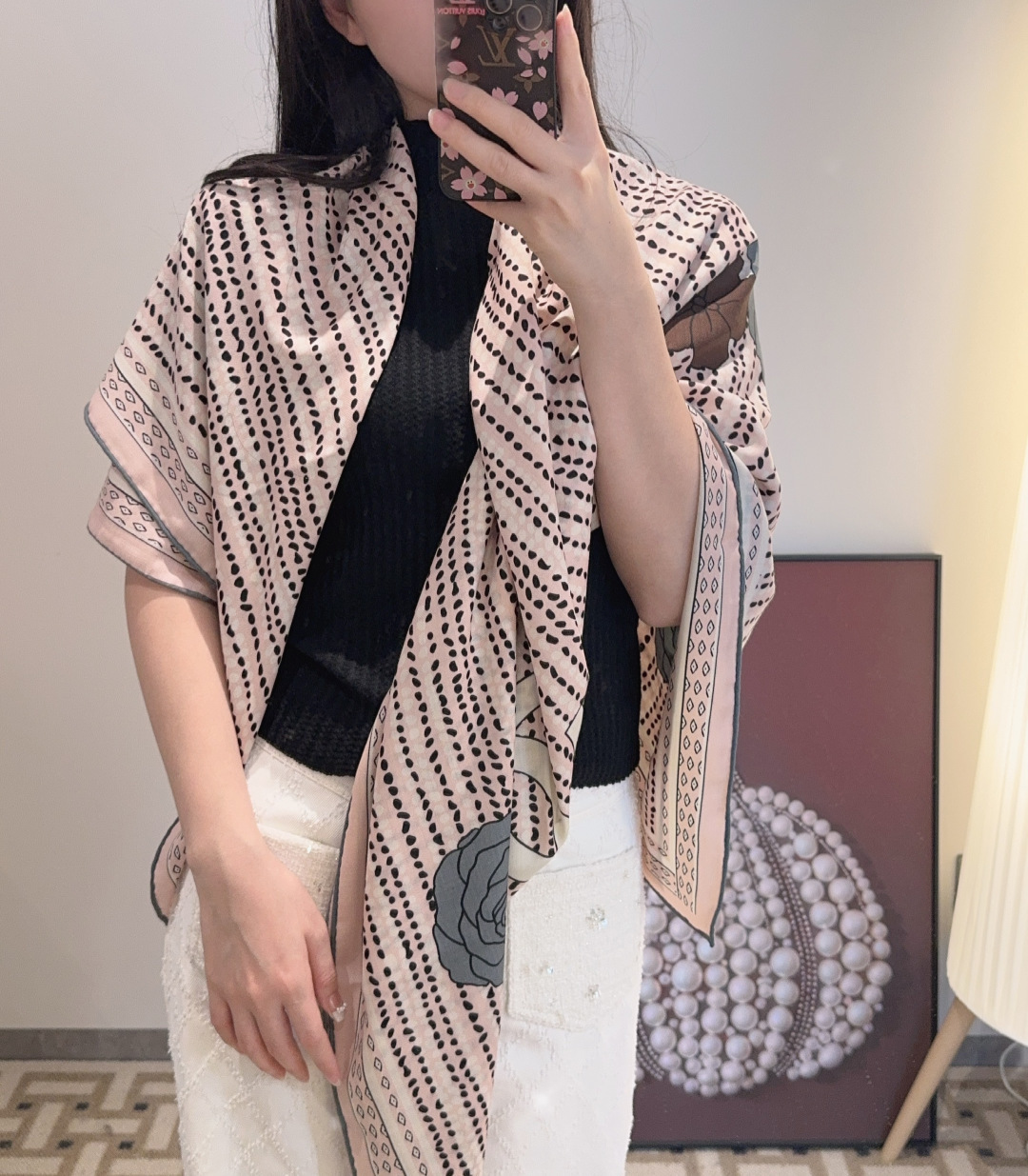 经典茶花优雅Coco风，Chanel最新菱格丝绒大方巾~气质到骨子里，香奶奶新一季的面料超高级，真心超级