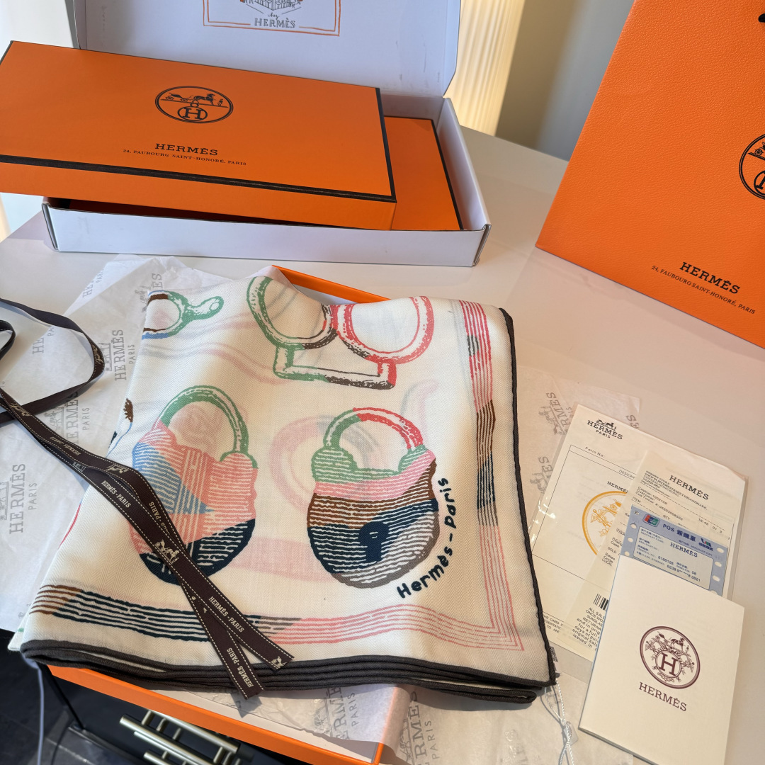 “马具故事的诗意回顾”140双面披肩设计师 弗洛伦斯·曼里克（Florence Manlik）尺寸：13