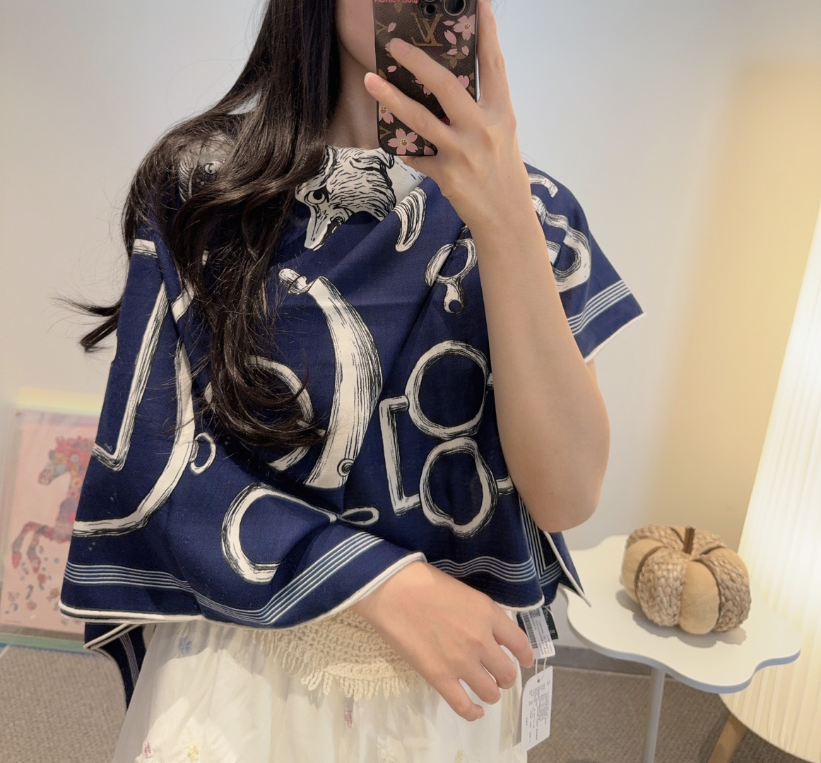 “马具故事的诗意回顾”140双面披肩设计师 弗洛伦斯·曼里克（Florence Manlik）尺寸：13