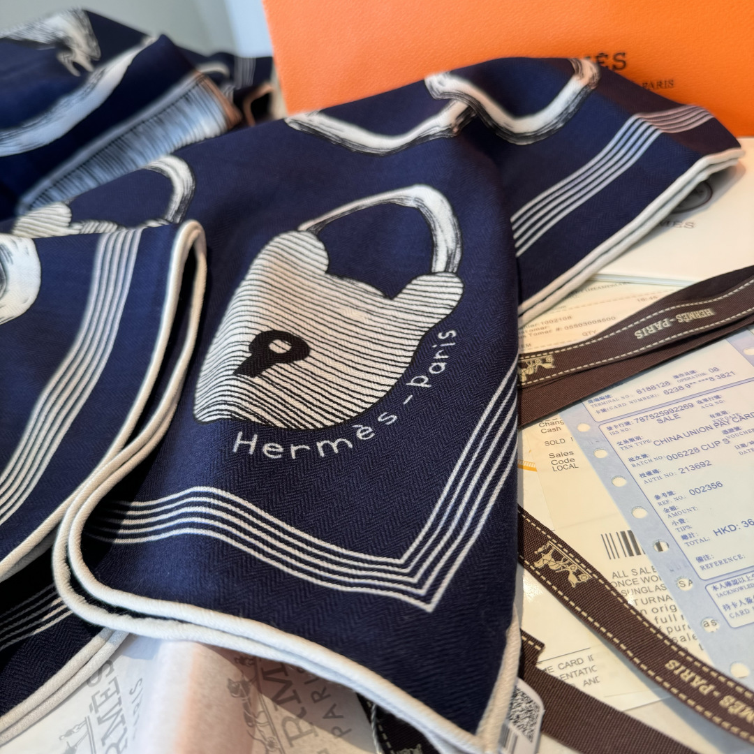 “马具故事的诗意回顾”140双面披肩设计师 弗洛伦斯·曼里克（Florence Manlik）尺寸：13