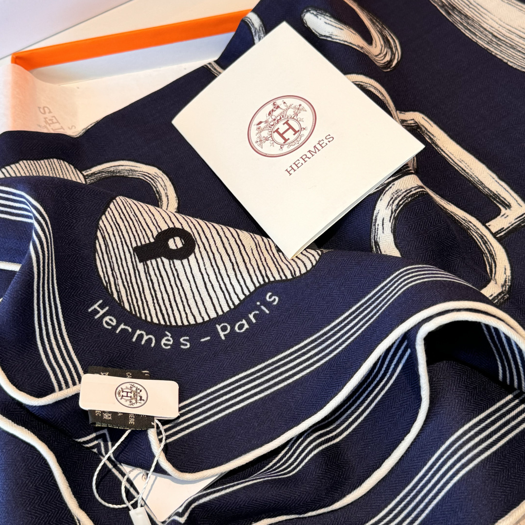 “马具故事的诗意回顾”140双面披肩设计师 弗洛伦斯·曼里克（Florence Manlik）尺寸：13