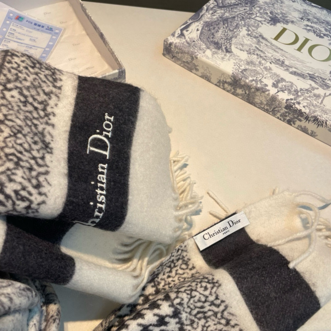 品名:【DIOR 迪奥动物元素流苏长巾】 尺寸:70✖️200CM材质:100%山羊绒爆款，专柜最新款式