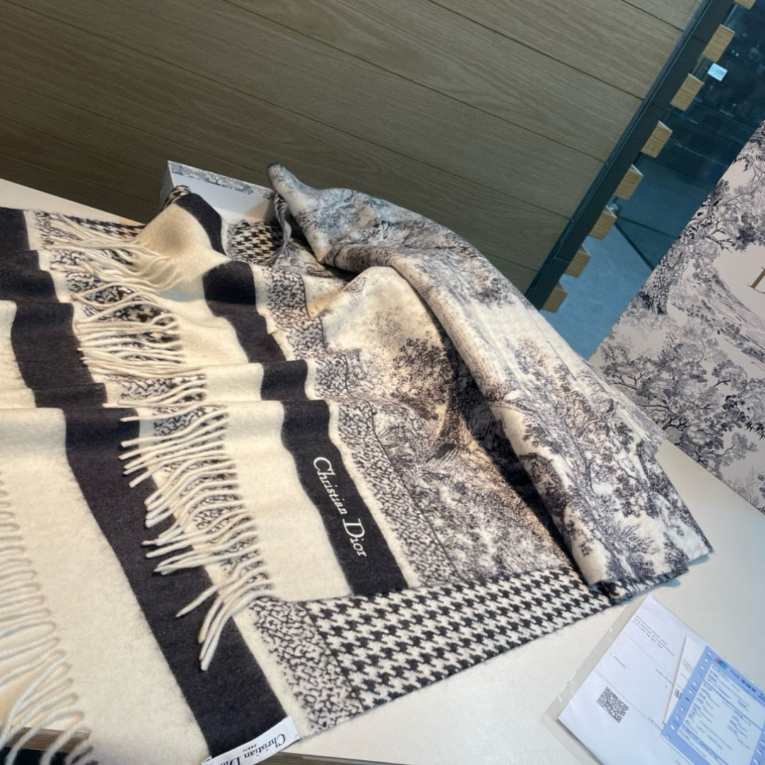 品名:【DIOR 迪奥动物元素流苏长巾】 尺寸:70✖️200CM材质:100%山羊绒爆款，专柜最新款式