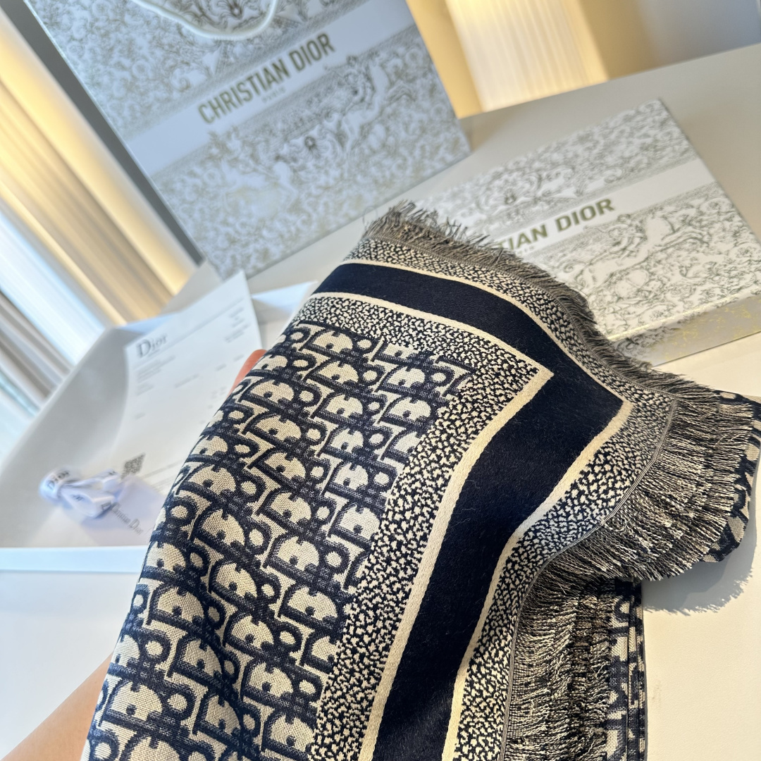 高品质 迪奥 Dior披肩方巾❤️经典字母老花👍搭配丝毛混纺的华美质感，与成衣和配饰系列单品搭配相宜。尺