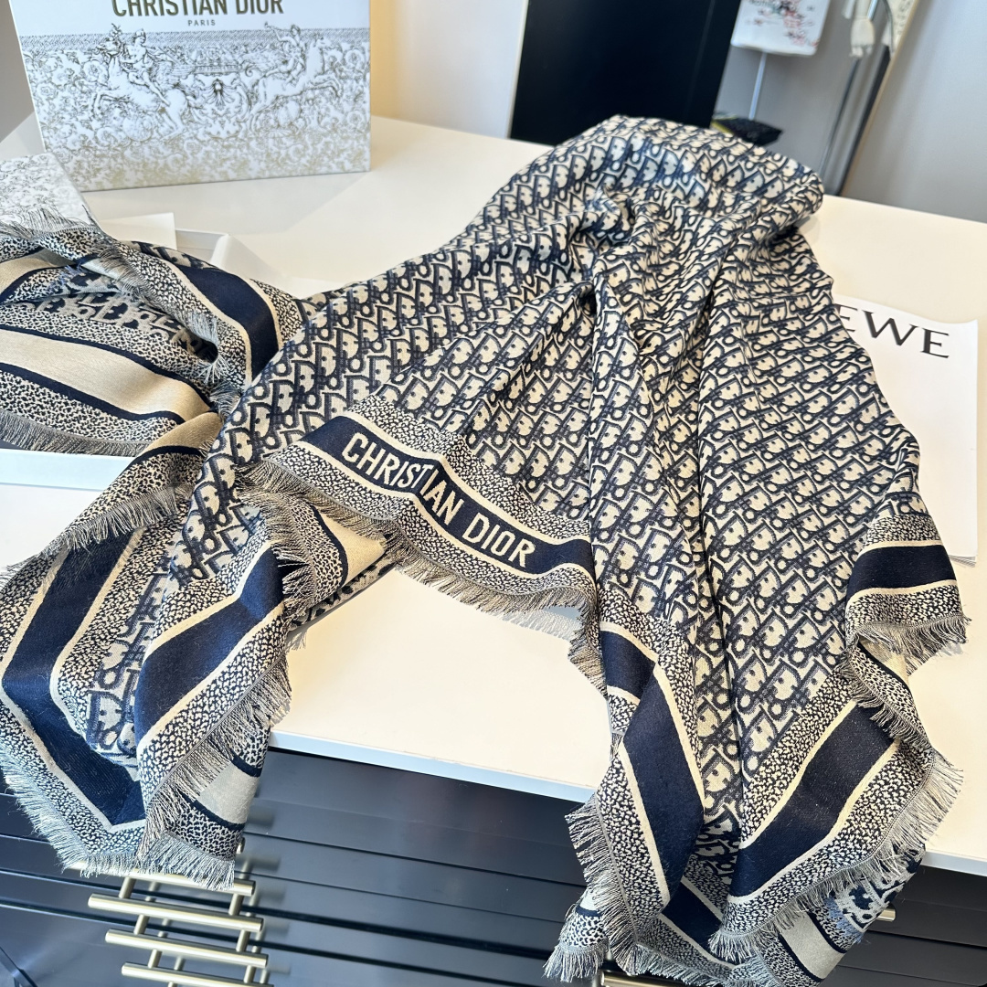 高品质 迪奥 Dior披肩方巾❤️经典字母老花👍搭配丝毛混纺的华美质感，与成衣和配饰系列单品搭配相宜。尺