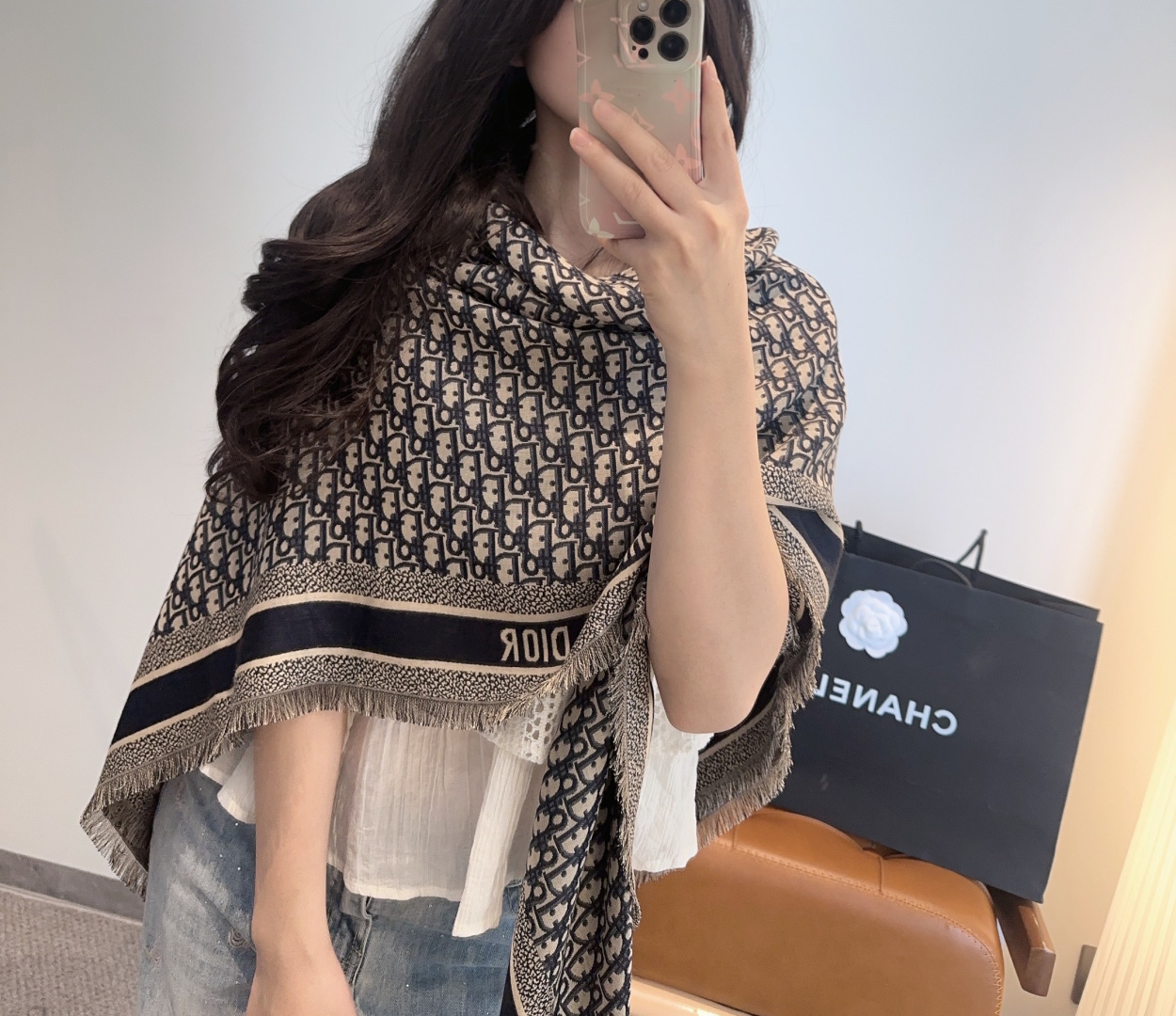 高品质 迪奥 Dior披肩方巾❤️经典字母老花👍搭配丝毛混纺的华美质感，与成衣和配饰系列单品搭配相宜。尺