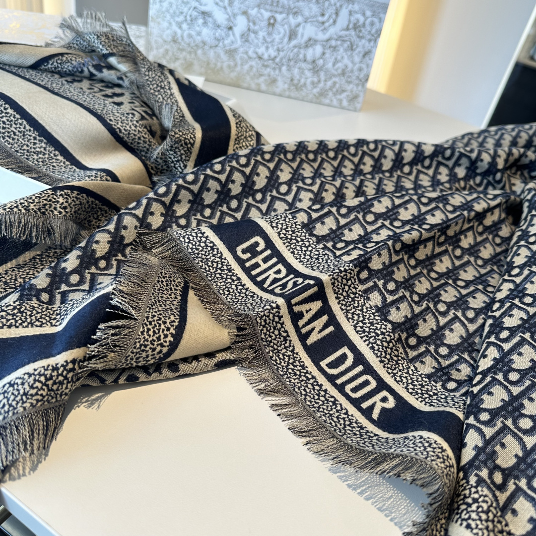 高品质 迪奥 Dior披肩方巾❤️经典字母老花👍搭配丝毛混纺的华美质感，与成衣和配饰系列单品搭配相宜。尺