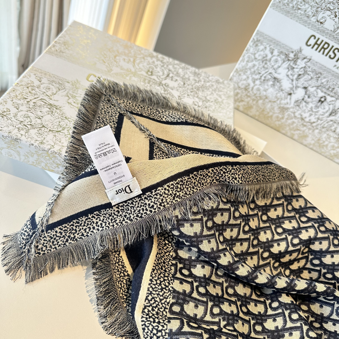 高品质 迪奥 Dior披肩方巾❤️经典字母老花👍搭配丝毛混纺的华美质感，与成衣和配饰系列单品搭配相宜。尺