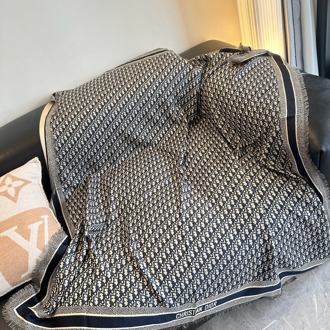高品质 迪奥 Dior披肩方巾❤️经典字母老花👍搭配丝毛混纺的华美质感，与成衣和配饰系列单品搭配相宜。尺