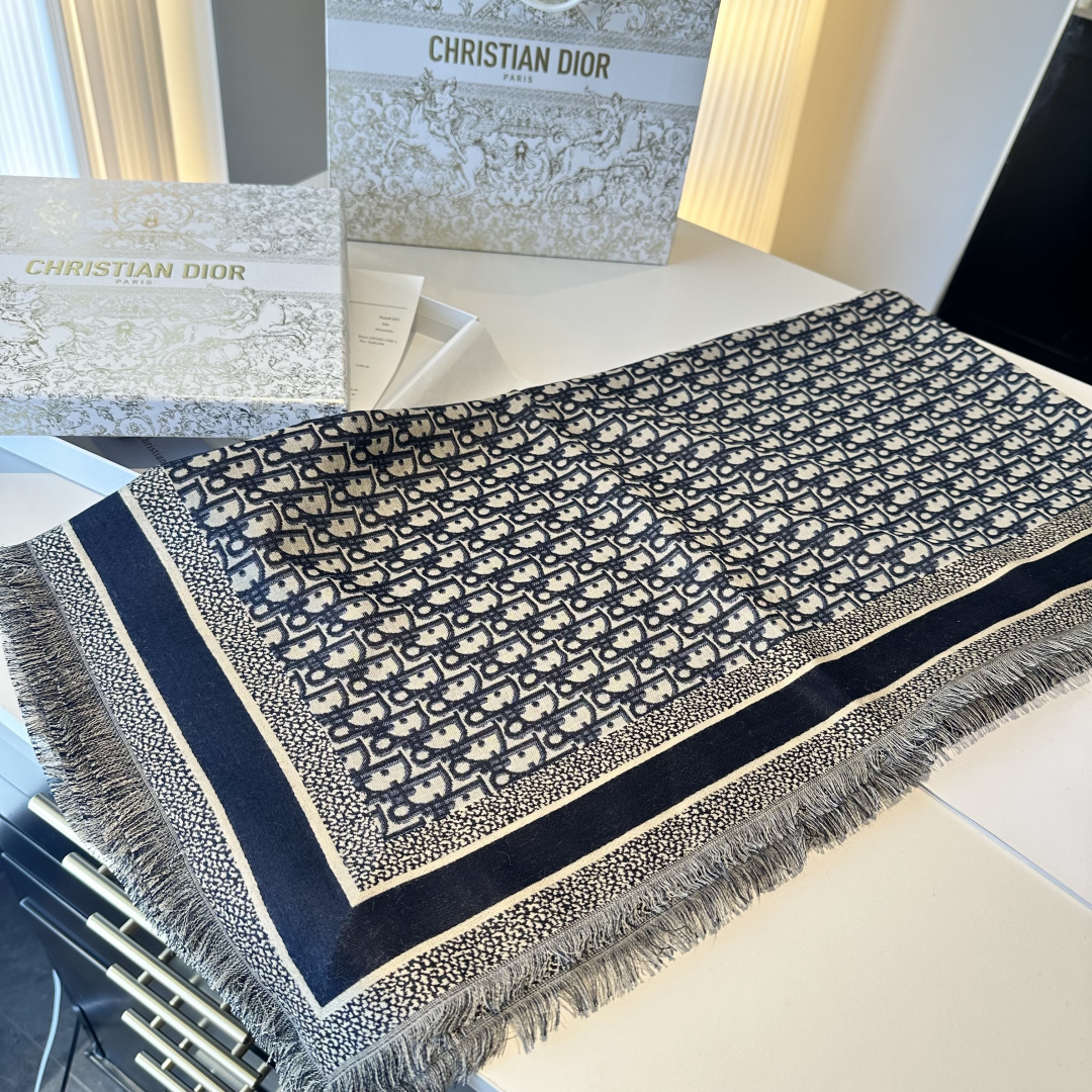 高品质 迪奥 Dior披肩方巾❤️经典字母老花👍搭配丝毛混纺的华美质感，与成衣和配饰系列单品搭配相宜。尺