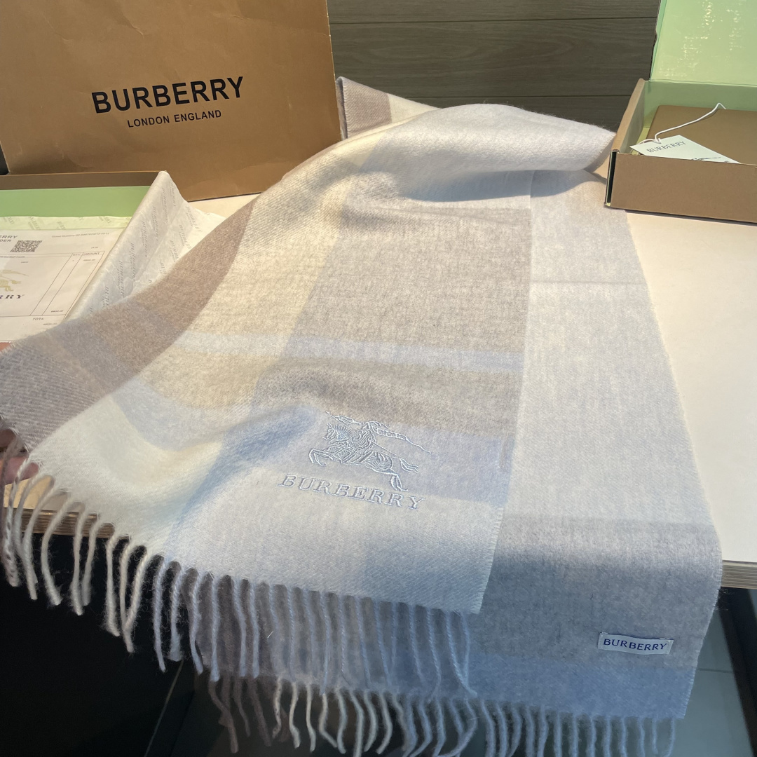 ✨✨Burberry · 巴宝莉双面围巾❗好看的要疯掉了，太有型太有魅力了❗❗非常斯文时尚的秋冬单品！真