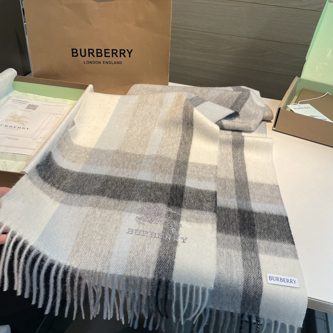 ✨✨Burberry · 巴宝莉双面围巾❗好看的要疯掉了，太有型太有魅力了❗❗非常斯文时尚的秋冬单品！真