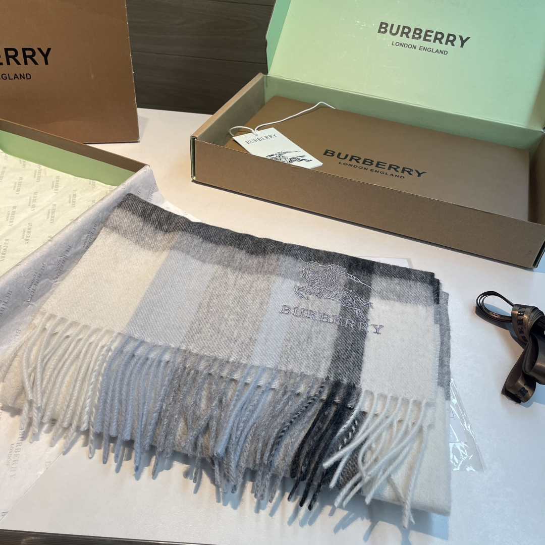 ✨✨Burberry · 巴宝莉双面围巾❗好看的要疯掉了，太有型太有魅力了❗❗非常斯文时尚的秋冬单品！真