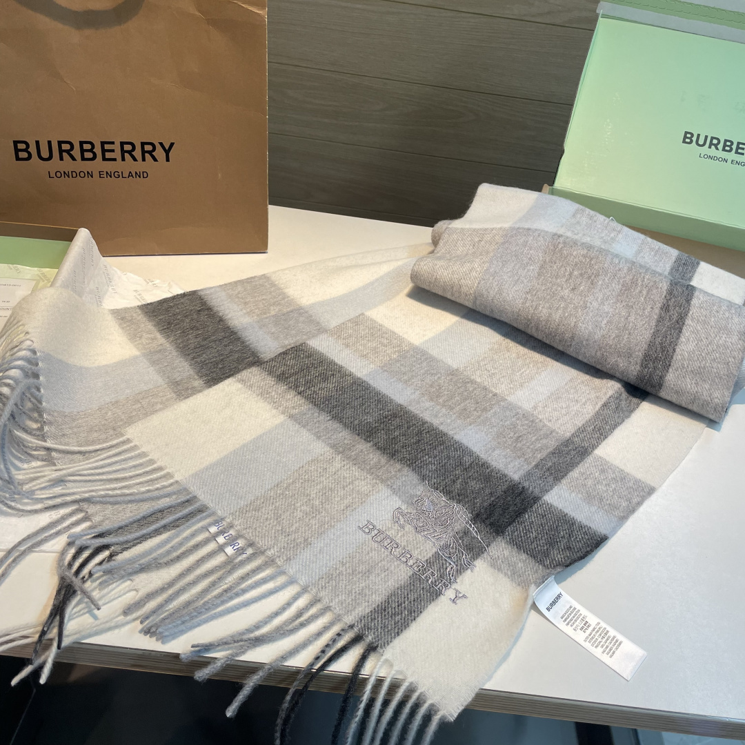 ✨✨Burberry · 巴宝莉双面围巾❗好看的要疯掉了，太有型太有魅力了❗❗非常斯文时尚的秋冬单品！真