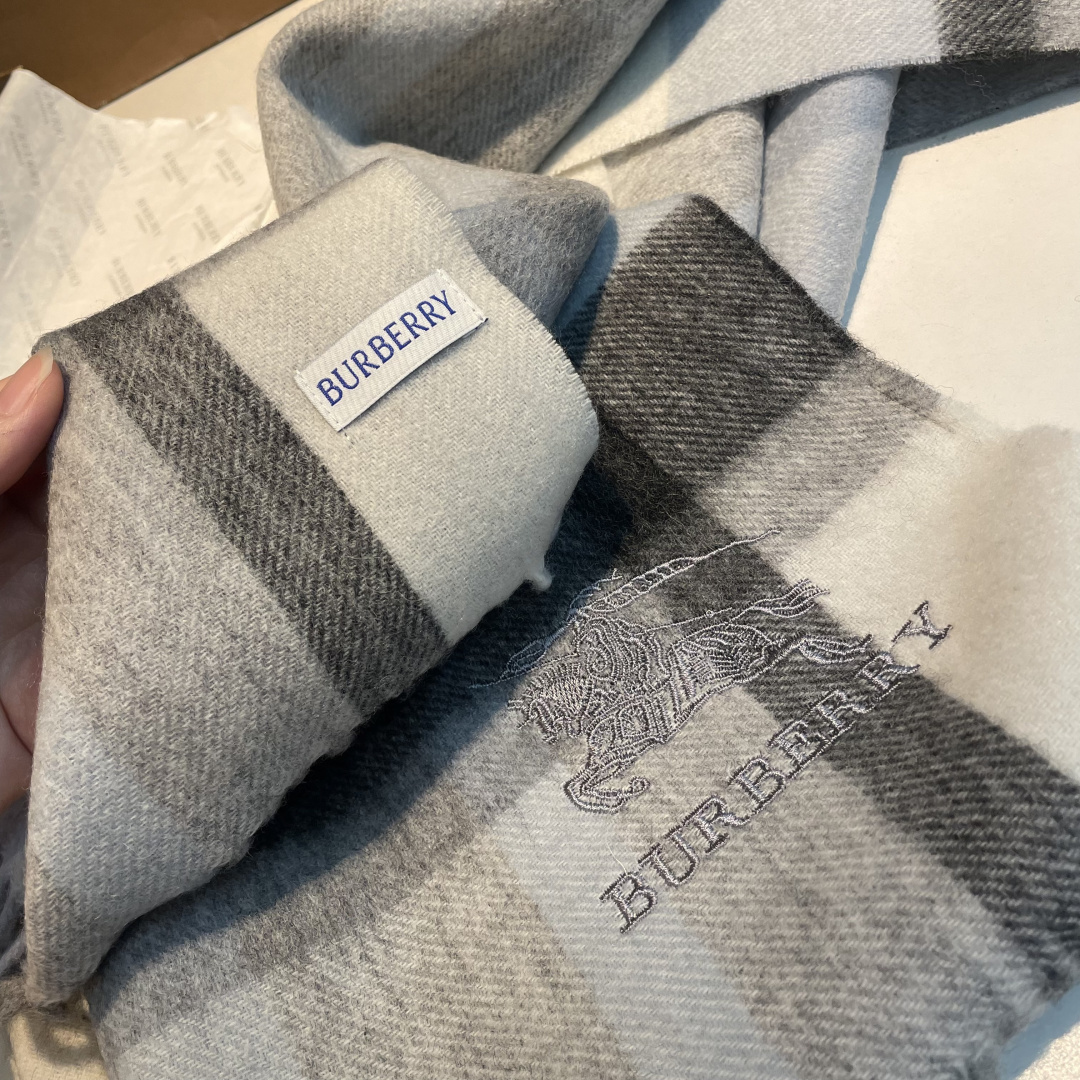 ✨✨Burberry · 巴宝莉双面围巾❗好看的要疯掉了，太有型太有魅力了❗❗非常斯文时尚的秋冬单品！真