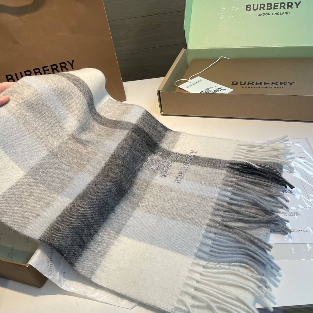 ✨✨Burberry · 巴宝莉双面围巾❗好看的要疯掉了，太有型太有魅力了❗❗非常斯文时尚的秋冬单品！真