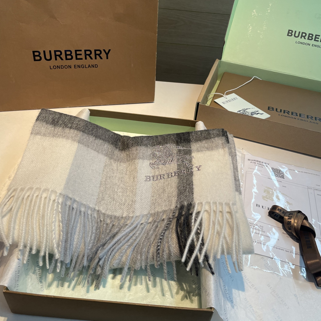 ✨✨Burberry · 巴宝莉双面围巾❗好看的要疯掉了，太有型太有魅力了❗❗非常斯文时尚的秋冬单品！真