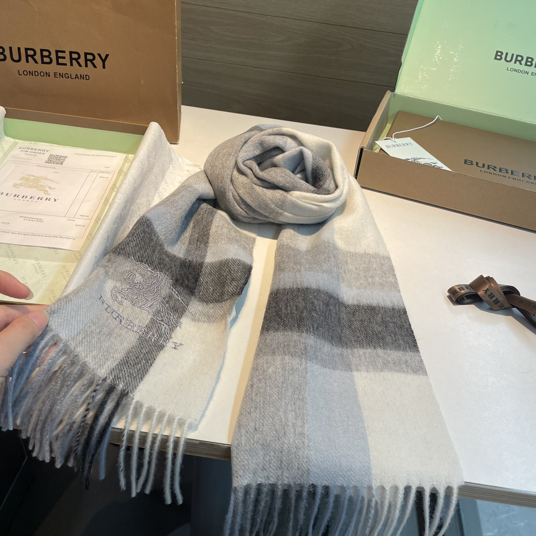 ✨✨Burberry · 巴宝莉双面围巾❗好看的要疯掉了，太有型太有魅力了❗❗非常斯文时尚的秋冬单品！真