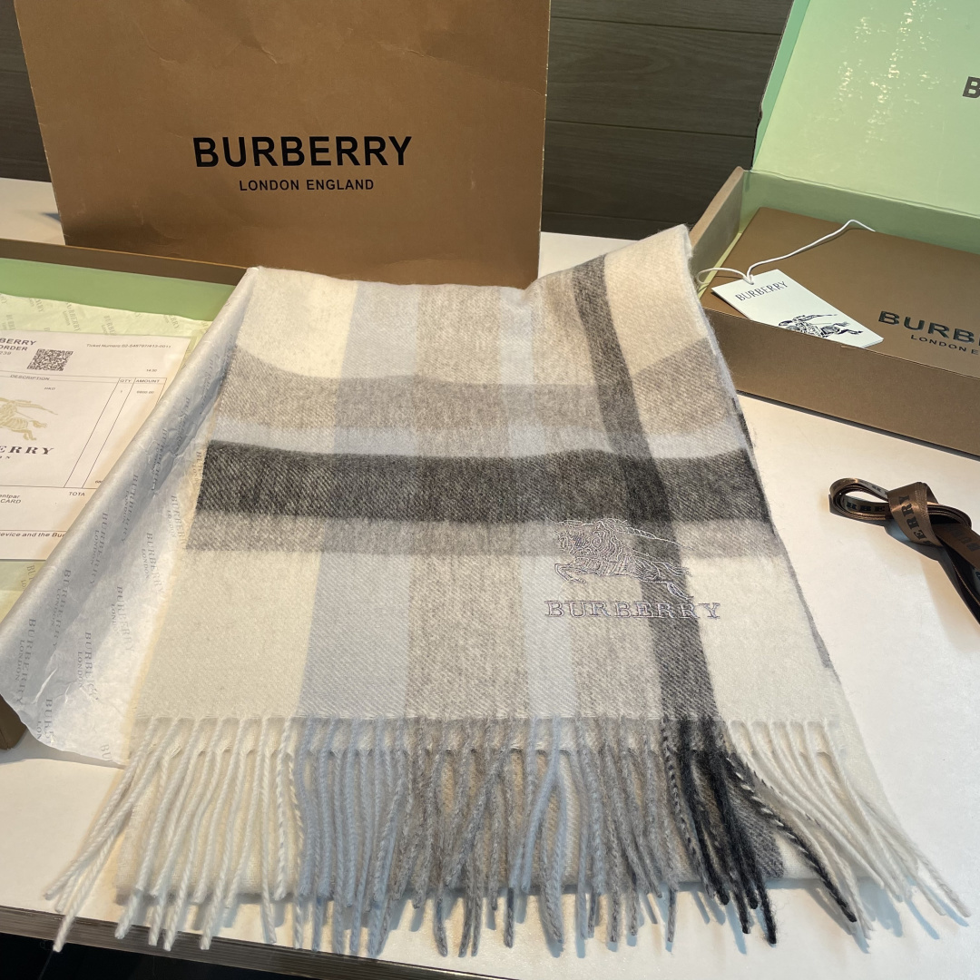 ✨✨Burberry · 巴宝莉双面围巾❗好看的要疯掉了，太有型太有魅力了❗❗非常斯文时尚的秋冬单品！真