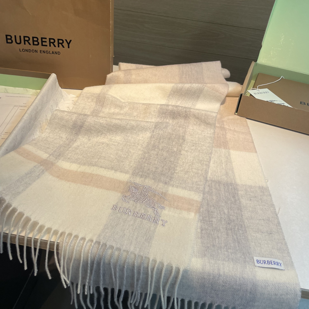 ✨✨Burberry · 巴宝莉双面围巾❗好看的要疯掉了，太有型太有魅力了❗❗非常斯文时尚的秋冬单品！真