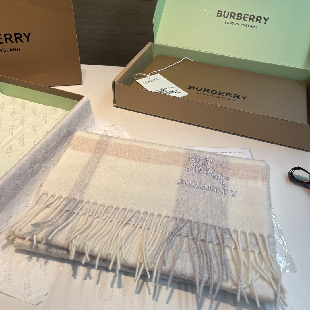 ✨✨Burberry · 巴宝莉双面围巾❗好看的要疯掉了，太有型太有魅力了❗❗非常斯文时尚的秋冬单品！真