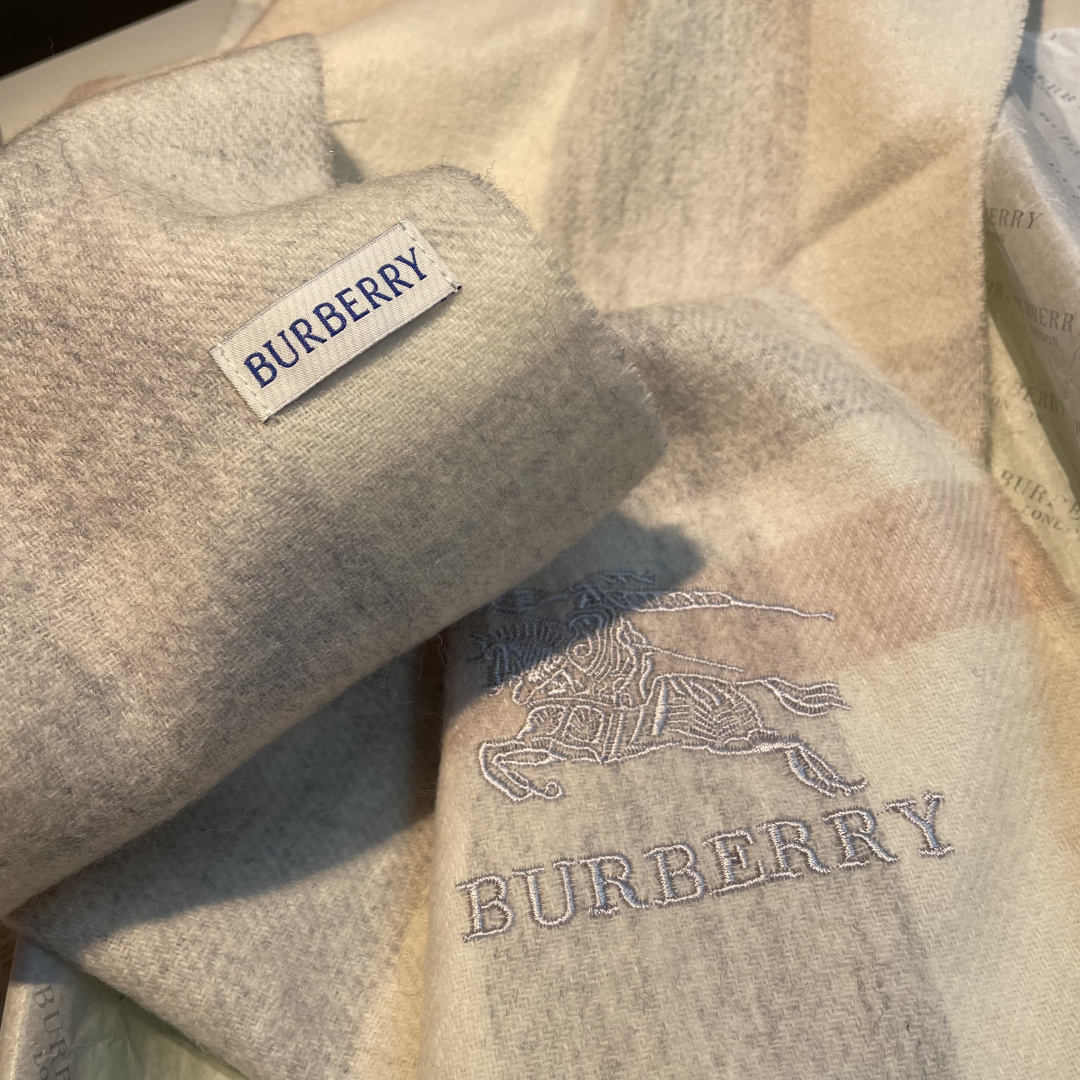 ✨✨Burberry · 巴宝莉双面围巾❗好看的要疯掉了，太有型太有魅力了❗❗非常斯文时尚的秋冬单品！真