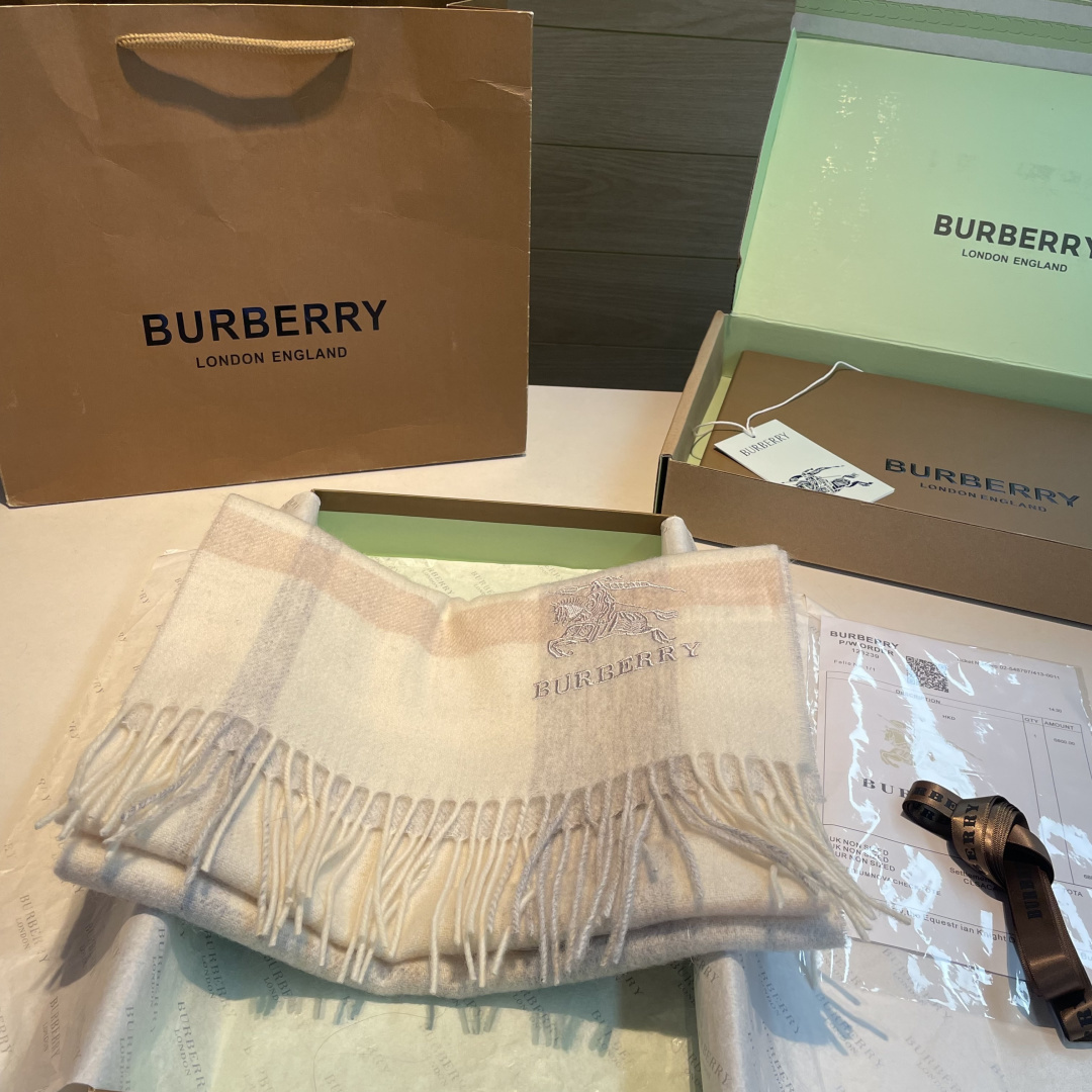✨✨Burberry · 巴宝莉双面围巾❗好看的要疯掉了，太有型太有魅力了❗❗非常斯文时尚的秋冬单品！真