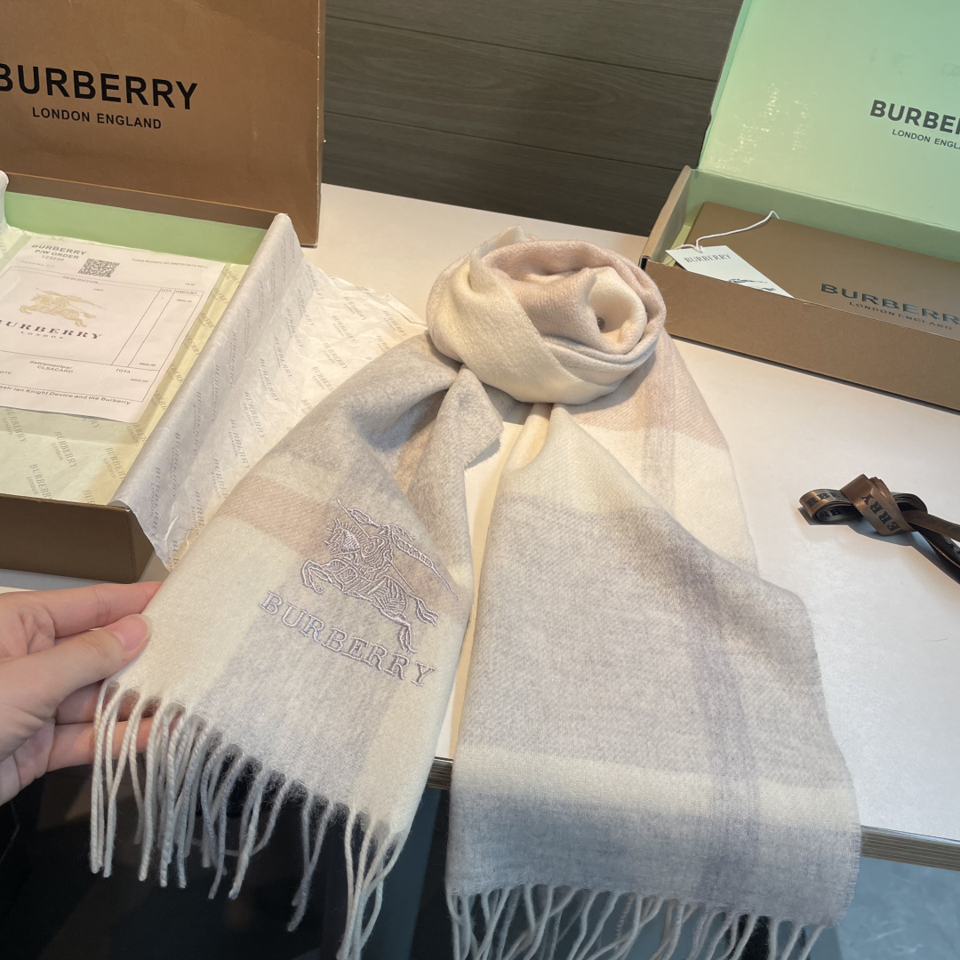 ✨✨Burberry · 巴宝莉双面围巾❗好看的要疯掉了，太有型太有魅力了❗❗非常斯文时尚的秋冬单品！真