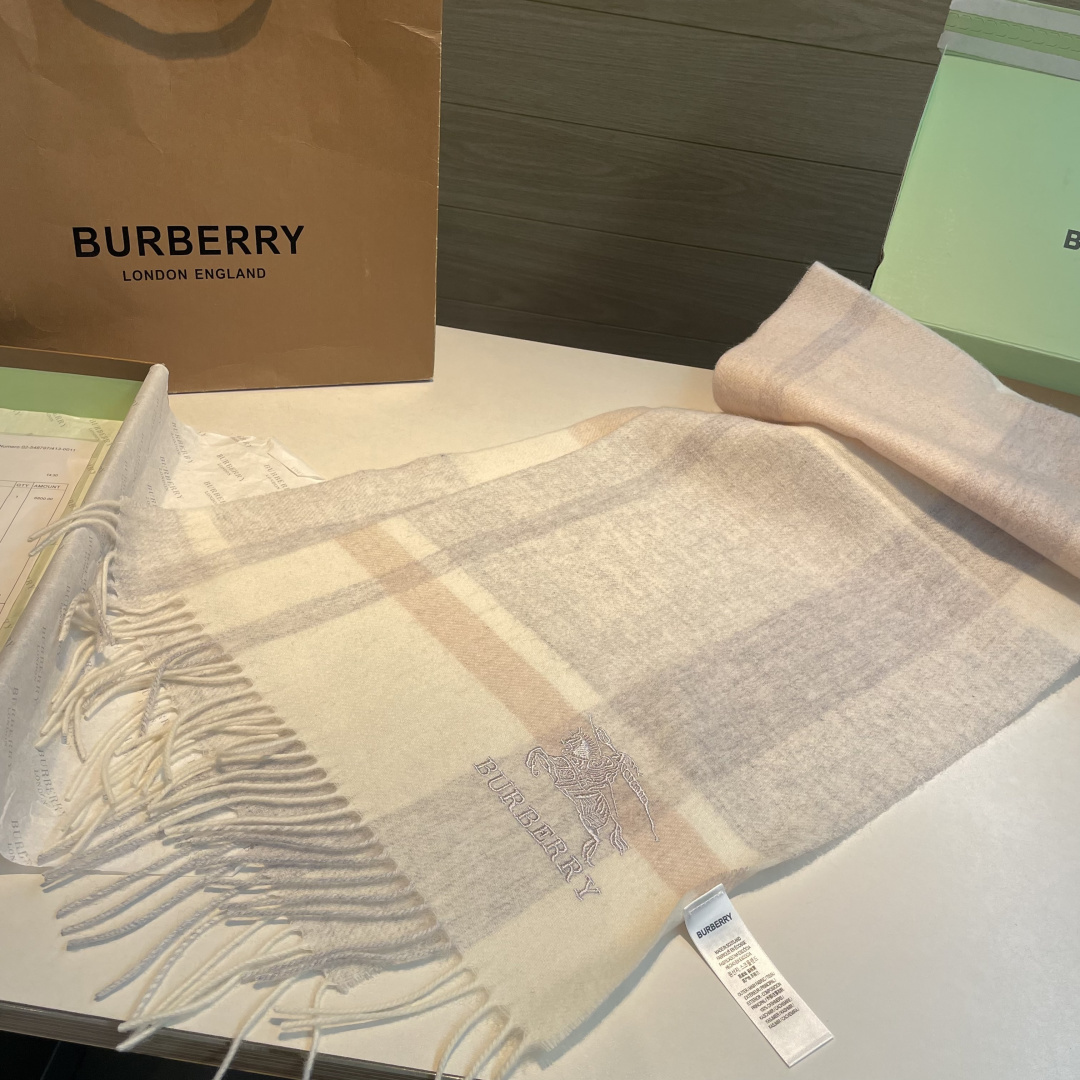 ✨✨Burberry · 巴宝莉双面围巾❗好看的要疯掉了，太有型太有魅力了❗❗非常斯文时尚的秋冬单品！真