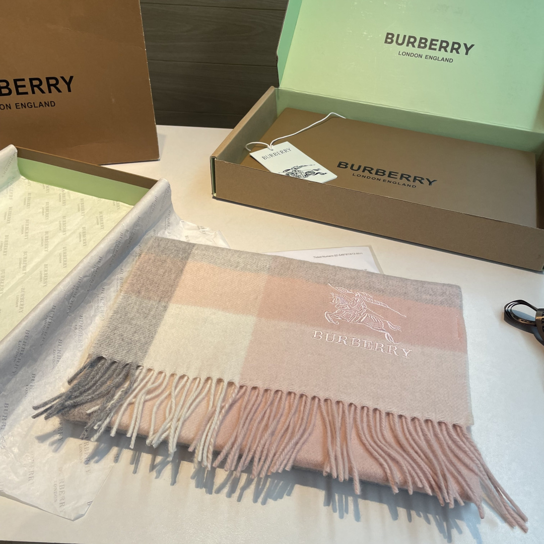 ✨✨Burberry · 巴宝莉双面围巾❗好看的要疯掉了，太有型太有魅力了❗❗非常斯文时尚的秋冬单品！真